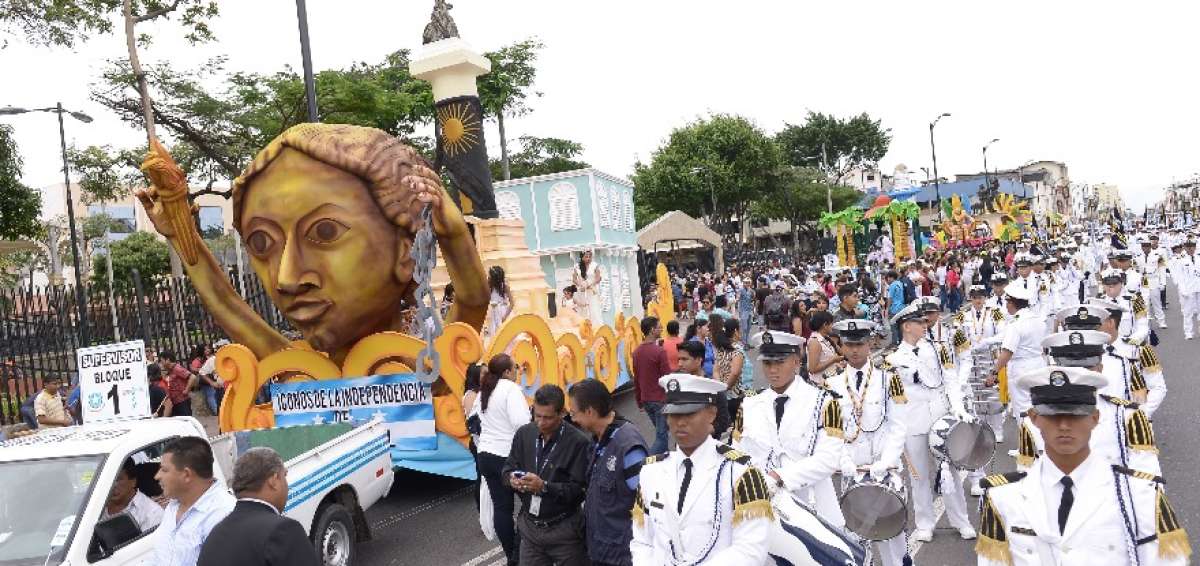 Estudiantes celebraron a Guayaquil con el tradicional desfile en la Avenida 9 de Octubre