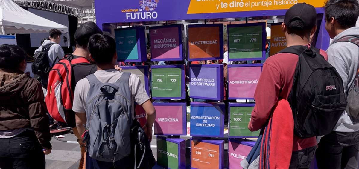 Una feria se realiz&oacute; durante la presentaci&oacute;n de la oferta universitaria. Los j&oacute;venes accedieron a informaci&oacute;n sobre el actual proceso de postulaci&oacute;n.   