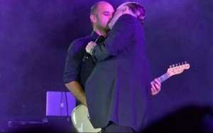 Bos&eacute; descart&oacute; ser amante de su guitarrista 