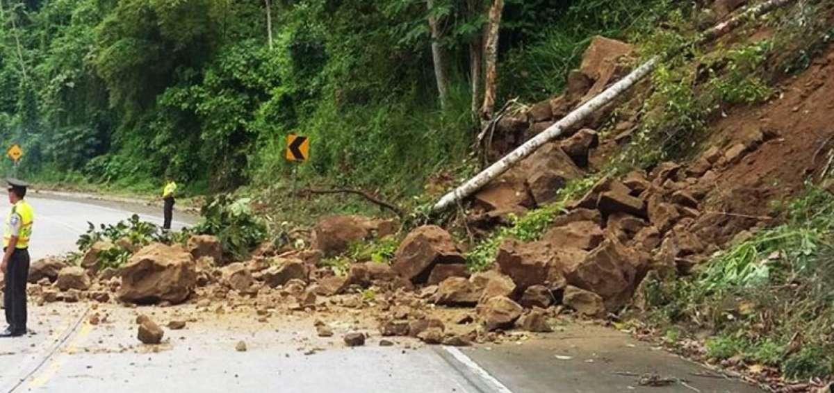 Aludes bloquearon el paso en tres carreteras esmeralde&ntilde;as