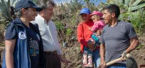 &ldquo;Las Manuelas&rdquo; entregan huerto org&aacute;nico a familia de ni&ntilde;a con discapacidad
