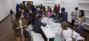 El p&uacute;blico durante el d&iacute;a de la inauguraci&oacute;n de la retrospectiva. En la gr&aacute;fica se aprecia la instrucci&oacute;n &ldquo;Repara con cuidado, piensa en reparar el mundo&rdquo;. 