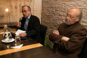 Lectores de varias generaciones se dieron cita en la librer&iacute;a de las calles Germ&aacute;n Alem&aacute;n y Juan Ram&iacute;rez. Mario Egas / El Tel&eacute;grafo