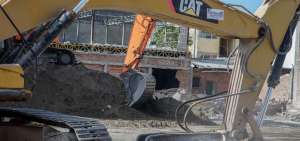 Maquinarias trabajan en la &lsquo;zona cero&rsquo; de Tarqui, donde a&uacute;n hay edificaciones por demoler.