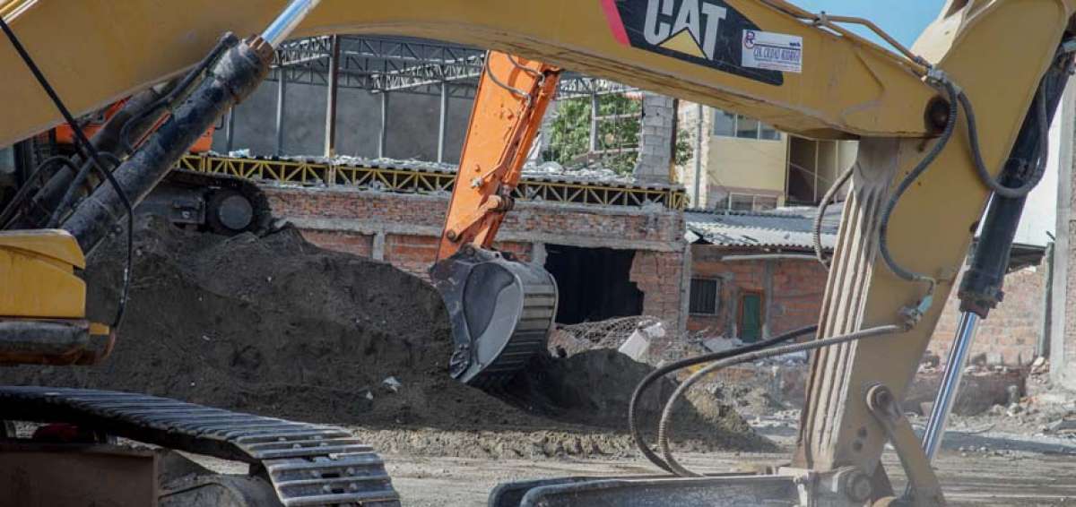 Maquinarias trabajan en la &lsquo;zona cero&rsquo; de Tarqui, donde a&uacute;n hay edificaciones por demoler.