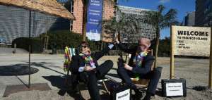Activistas de las organizaciones Oxfam y Transparencia Internacional simulan ser clientes de compa&ntilde;&iacute;as offshore, durante una protesta frente las oficinas de la Comisi&oacute;n Europea en Bruselas. 