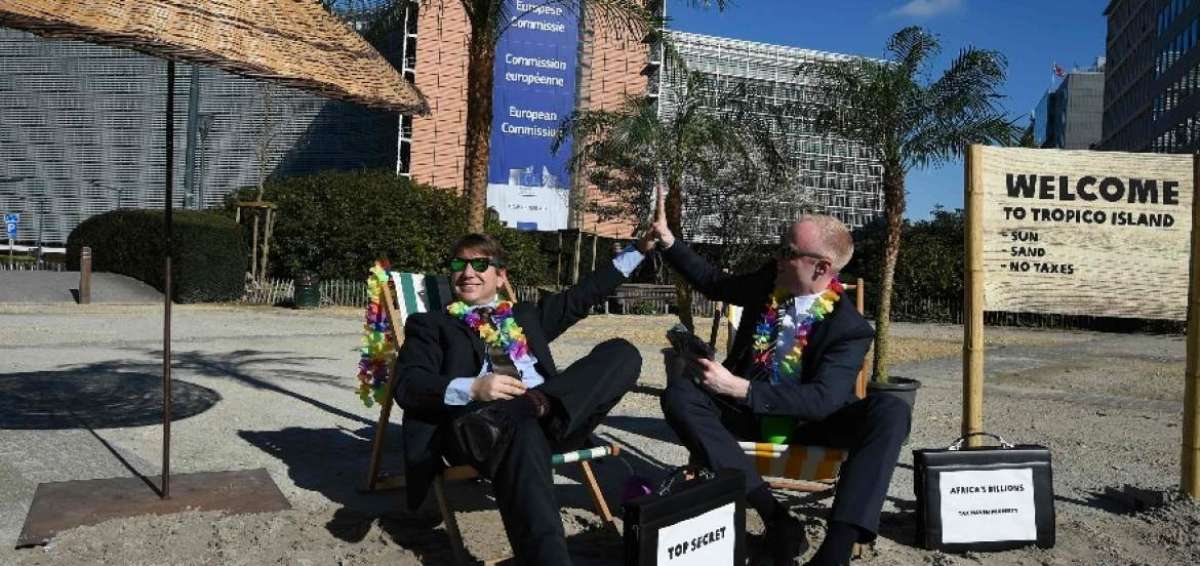 Activistas de las organizaciones Oxfam y Transparencia Internacional simulan ser clientes de compa&ntilde;&iacute;as offshore, durante una protesta frente las oficinas de la Comisi&oacute;n Europea en Bruselas. 
