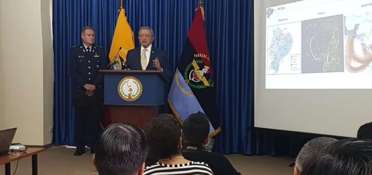 El ministro de Defensa, Oswaldo Jarr&iacute;n, y el  comandante de la Fuerza A&eacute;rea Ecuatoriana, (FAE), Mauricio Campuzano, durante la rueda de prensa.