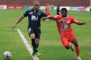 El zaguero de Independiente del Valle, Cristian N&uacute;&ntilde;ez (izq.), protege la pelota.