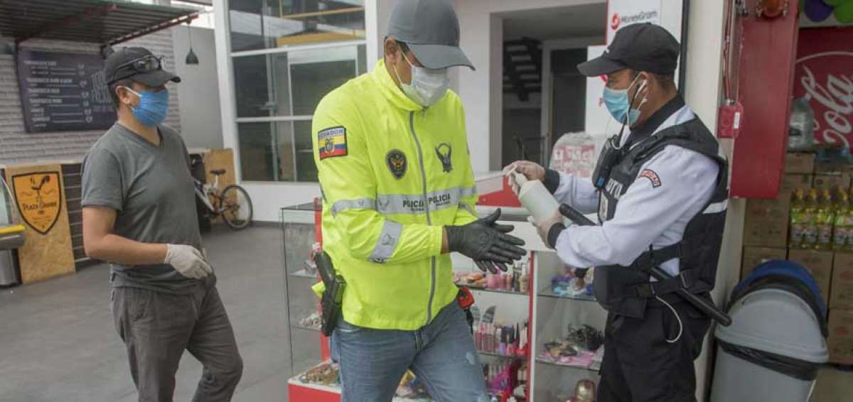 Polic&iacute;as corren doble riesgo de contaminaci&oacute;n al estar en contacto con personas enfermas y en zonas de contagio.