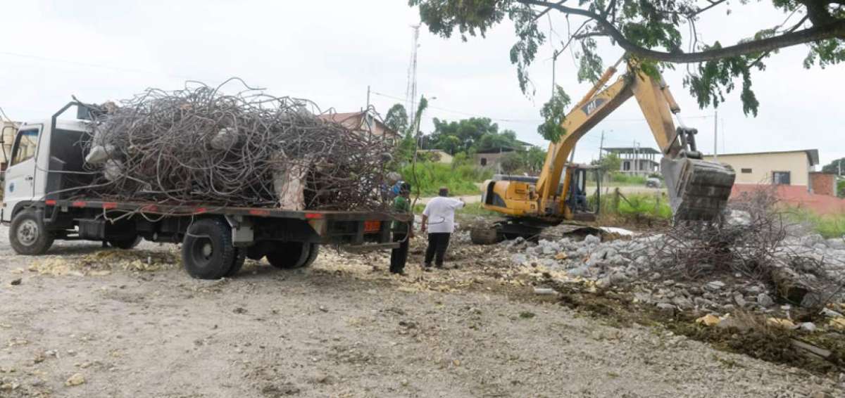 Las varillas de hierro son recogidas y llevadas a la fundici&oacute;n. La empresa Andec paga a los due&ntilde;os de este material.