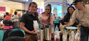 Luis S&aacute;nchez y una de sus clientas prueban el caf&eacute; del campo, promocionado especialmente en ferias de emprendedores.