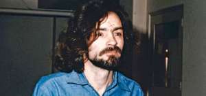 Charles Manson, quien con 82 a&ntilde;os a&uacute;n se encuentra tras las rejas, lider&oacute; una secta en California llamada "La Familia" que asesin&oacute; a varias personas, incluyendo a la actriz Sharon Tate, que estaba embarazada.