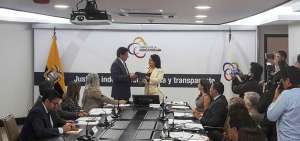 Santiago Vel&aacute;squez, coordinador del Comit&eacute; de Expertos, entrega a la presidenta de la Judicatura, Mar&iacute;a del Carmen Maldonado, la metodolog&iacute;a definitiva.