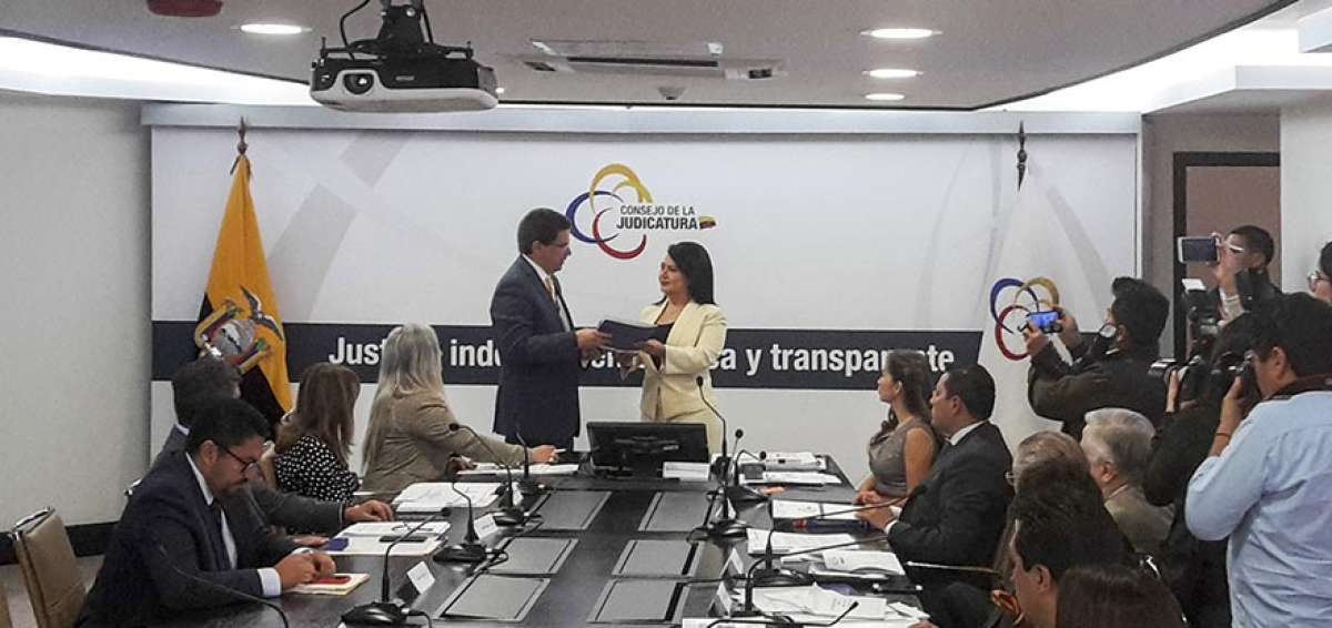 Santiago Vel&aacute;squez, coordinador del Comit&eacute; de Expertos, entrega a la presidenta de la Judicatura, Mar&iacute;a del Carmen Maldonado, la metodolog&iacute;a definitiva.