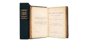 Un ejemplar de la primera edici&oacute;n de "El Origen de las Especies", el hist&oacute;rico libro del naturalista Charles Darwin publicado en 1859, ha dejado la sombra de una colecci&oacute;n privada para ser puesto a subasta en M&eacute;xico a un precio entre 52.083 y 62.500 d&oacute;lares.