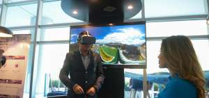 Telef&oacute;nica Movistar exhibe en Quito dispositivos que funcionan con la tecnolog&iacute;a 5G como equipos de realidad virtual y realidad aumentada.