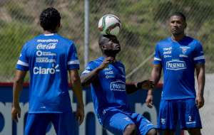 Jorge Guagua (2), durante la pr&aacute;ctica de Ecuador en la Casa de la Selecci&oacute;n. Foto: Fernando Sandoval / El Tel&eacute;grafo. 