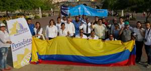 Los periodistas se citaron en el Camell&oacute;n de los M&aacute;rtires de Cartagena de Indias para mostrar su solidaridad por el asesinato de los colegas ecuatorianos. 