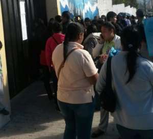 Padres de familia acudieron hoy a sedes de inscripci&oacute;n para registrar el cambio de domicilio dentro del sistema fiscal. Foto: Cortes&iacute;a 