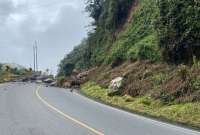 Vía Alóag - Santo Domingo se mantiene inhabilitada por deslizamientos