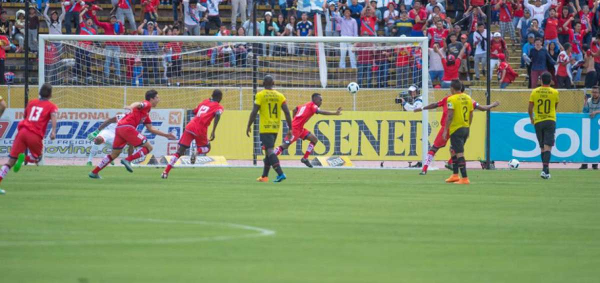 Christian Lara (centro) vence al meta M&aacute;ximo Banguera y le da la victoria 2-1 a El Nacional sobre Barcelona.