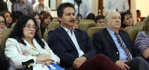 Edgar Allan Garc&iacute;a (centro) junto a la escritora Leonor Bravo. Ambos estuvieron incluidos en los tomos de "Cuentos para so&ntilde;ar un pa&iacute;s".
