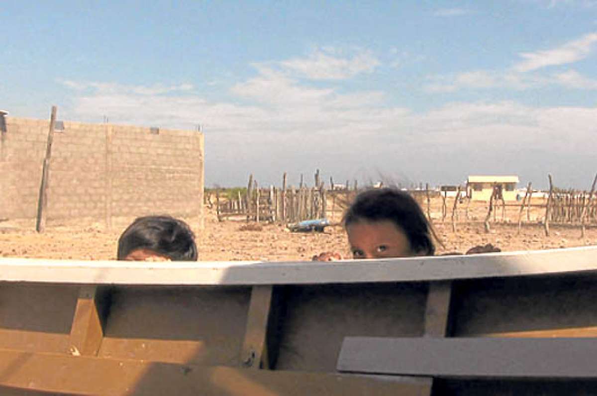 Fotograma del documental, que en 2012 fue acreededor del premio Mariano Aguilera, cuenta la vida de una comunidad costera. Foto: Cortes&iacute;a de Libertad Gills