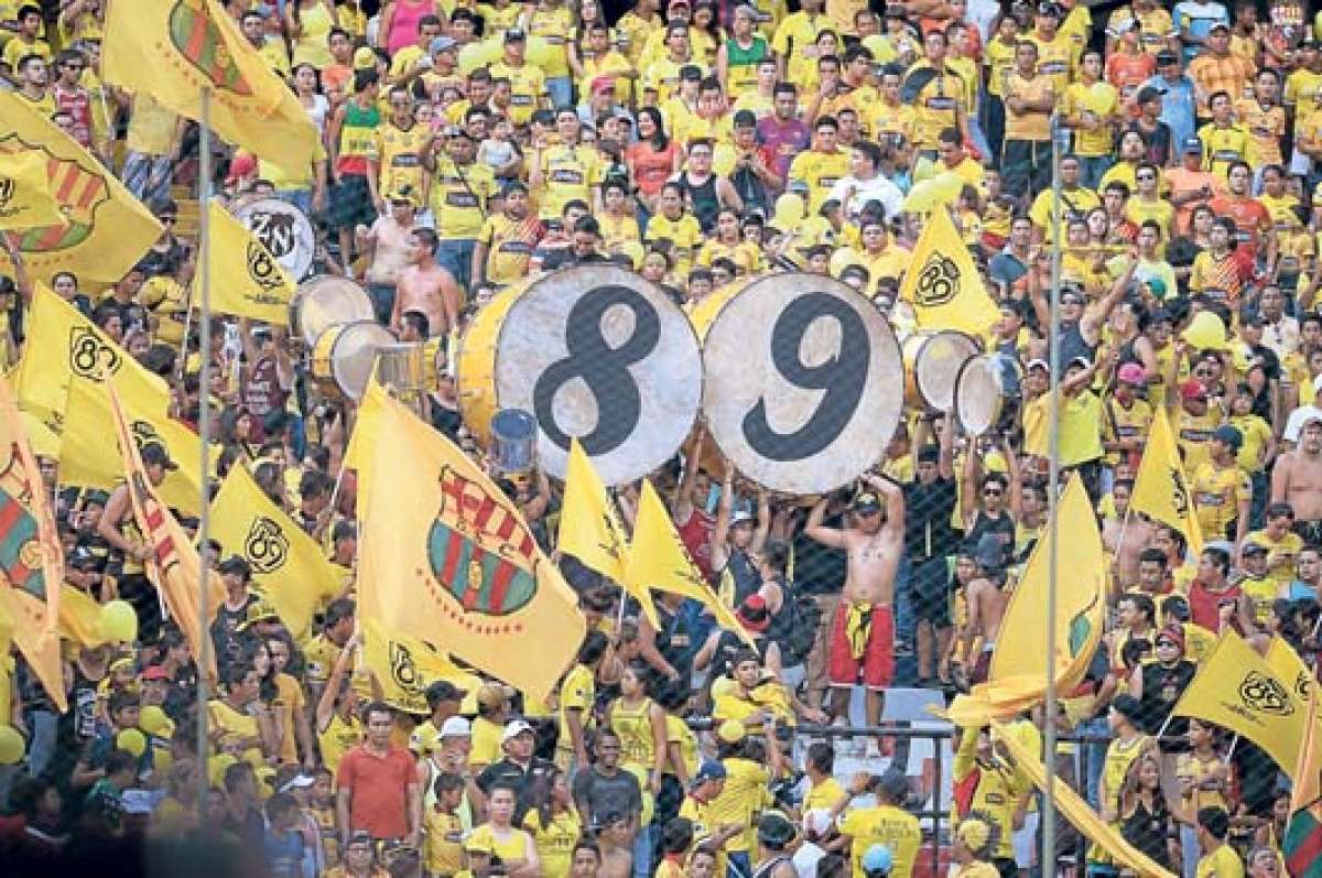 Miembros de la barra &lsquo;Zona Norte&rsquo; levantaron sus bombos el domingo pasado en el Monumental mientras se entonaba el himno del club.  Foto: Karly Torres | El Telegrafo