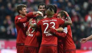 Kingsley Coman (oculto) es felicitado por sus compa&ntilde;eros, luego de haber anotado el segundo gol b&aacute;varo. Foto: AFP