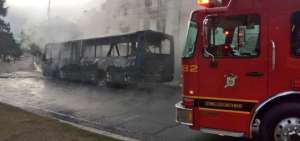 Los agentes de Cuerpo de Bomberos controlaron el incendio e investigan las causas del incidente. 