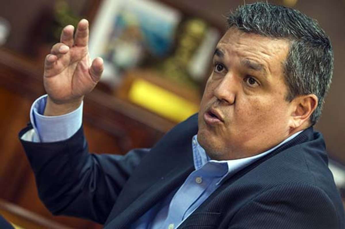 Solines renuncia al cargo de Superintendente de Bancos