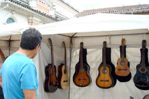 Las guitarras de la parroquia San Bartolom&eacute; son las m&aacute;s buscadas por grandes artistas. Foto: Rocio Gordillo |  para El Tel&eacute;grafo