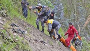 Personal del GOE y rescatistas del Cuerpo de Bomberos sacaron del fondo de la quebrada al colombiano Nixon Cifuentes, de 18 a&ntilde;os. Foto: Carlos Jimenez 