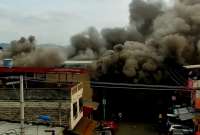 Un mega incendio se registra en un ferretería de Guayaquil
