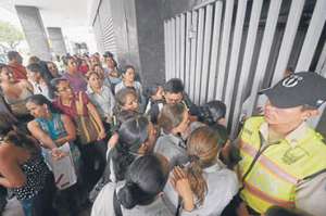 Luego del pago a los empleados, se deber&aacute; continuar con la venta de la mercader&iacute;a. Foto: Karly Torres.