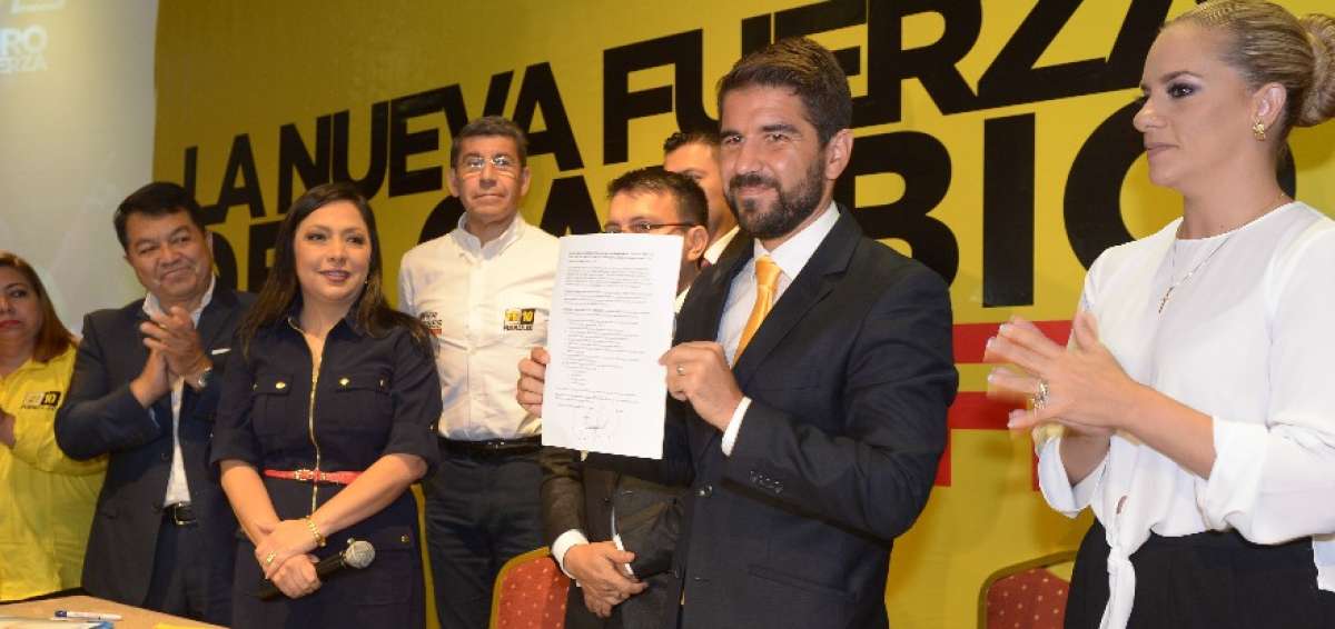 'Dalo' Bucaram se reuni&oacute; con representantes evang&eacute;licos en Guayaquil. En la cita firm&oacute; un acta de compromisos.