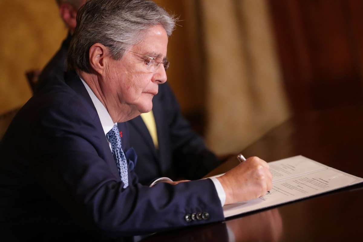 Guillermo Lasso. presidente de la república, durante la firma del Decreto Ejecutivo