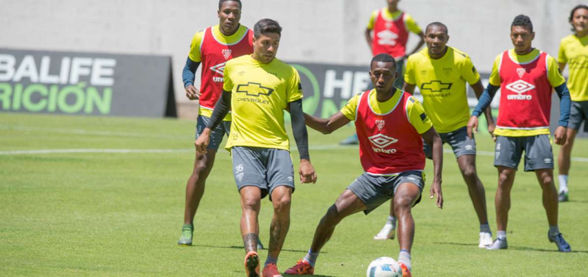 El defensa uruguayo Ram&oacute;n Arias (izq.) da un pase ante la marca de su compa&ntilde;ero Julio Ayov&iacute;, durante un entrenamiento de Liga de Quito.    