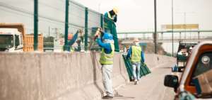 Las mallas buscan evitar que las personas crucen de manera imprudente la Perimetral. 