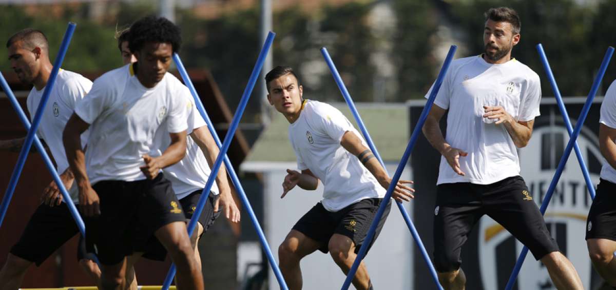 El argentino Paulo Dybala (centro) tendr&aacute; un duelo especial con Lionel Messi, con quien lo comparan.
