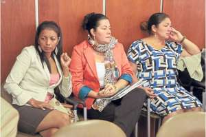 Dolores V&eacute;lez (izquierda), Dolores Guerra y Dolores Briones sentadas en la audiencia preparatoria de juicio. Foto: Miguel Jim&eacute;nez/ El Tel&eacute;grafo