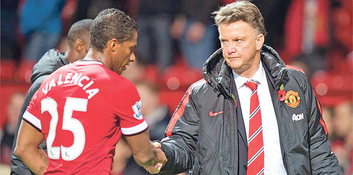 Antonio Valencia retorn&oacute; al equipo titular acatando las decisiones t&aacute;cticas de Van Gaal. Foto: Internet.