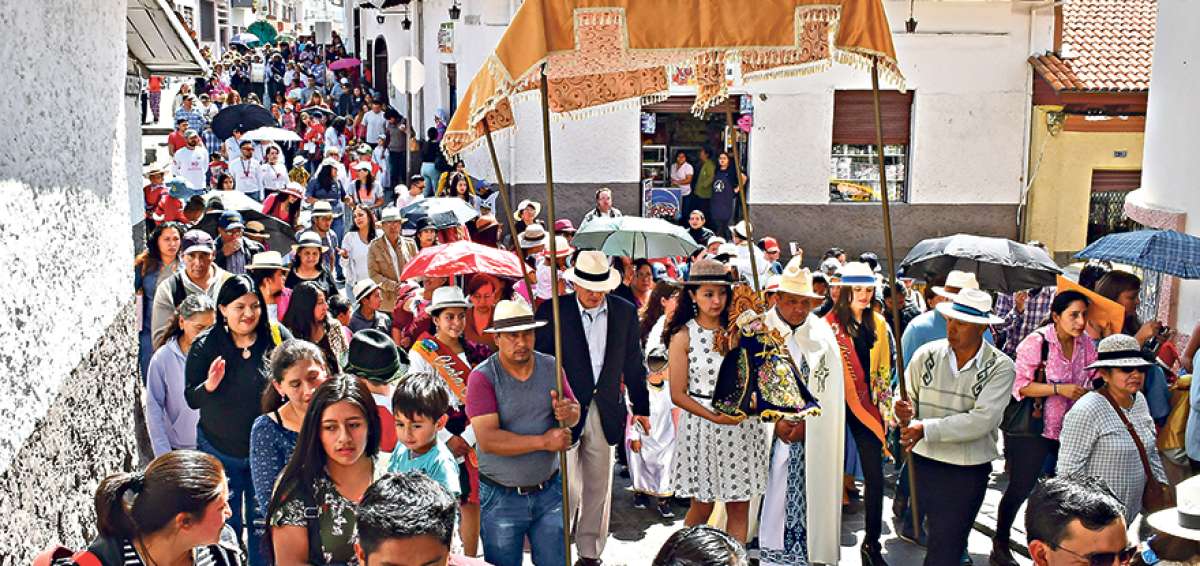 Cientos de feligreses y sacerdotes, con parasoles, acompa&ntilde;aron la imagen religiosa que recorre la parroquia El Vecino. El 1 de diciembre de cada a&ntilde;o se realiza este trayecto despu&eacute;s de la respectiva misa.