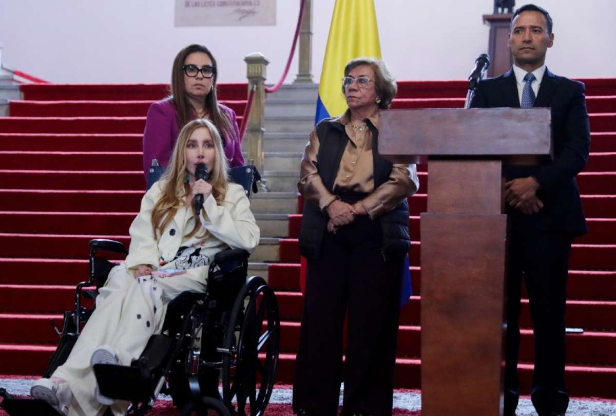 La Ministra de Comercio, Industria y Turismo, Diana Marcela Morales Rojas (i-abajo), habla durante una rueda de prensa este martes, en Bogot&aacute; (Colombia). 