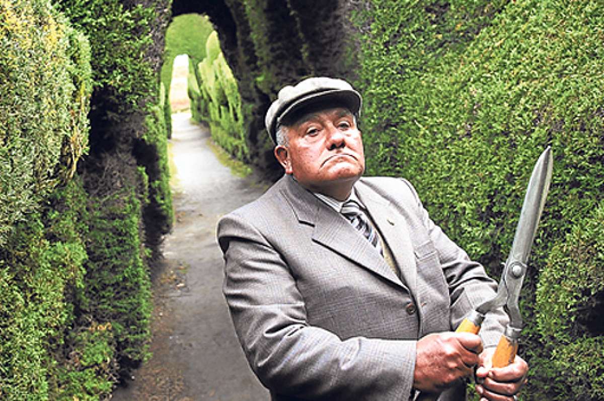 Salvador Franco hered&oacute; de su padre Azael el arte de dar forma a los cipreses en el cementerio de Tulc&aacute;n. El domingo recibi&oacute; el &uacute;ltimo adi&oacute;s de la poblaci&oacute;n. Foto: Archivo / El Tel&eacute;grafo