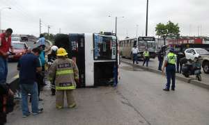 La ca&iacute;da del bus dej&oacute; dos pasajeros heridos. Foto: Juan Carlos Holgu&iacute;n / El Tel&eacute;grafo