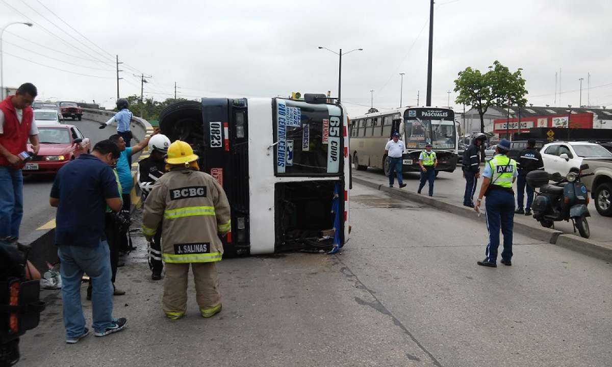 La ca&iacute;da del bus dej&oacute; dos pasajeros heridos. Foto: Juan Carlos Holgu&iacute;n / El Tel&eacute;grafo