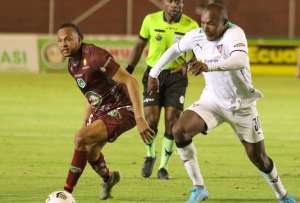 Juan Luis Anangonó (der.) forcejear con Arturo Mina, en el partido en Ambato