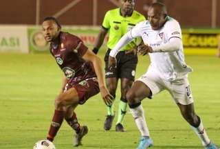 Juan Luis Anangonó (der.) forcejear con Arturo Mina, en el partido en Ambato